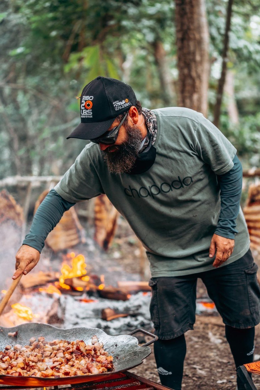 Thiago de Roure preparando um churrasco no fogo